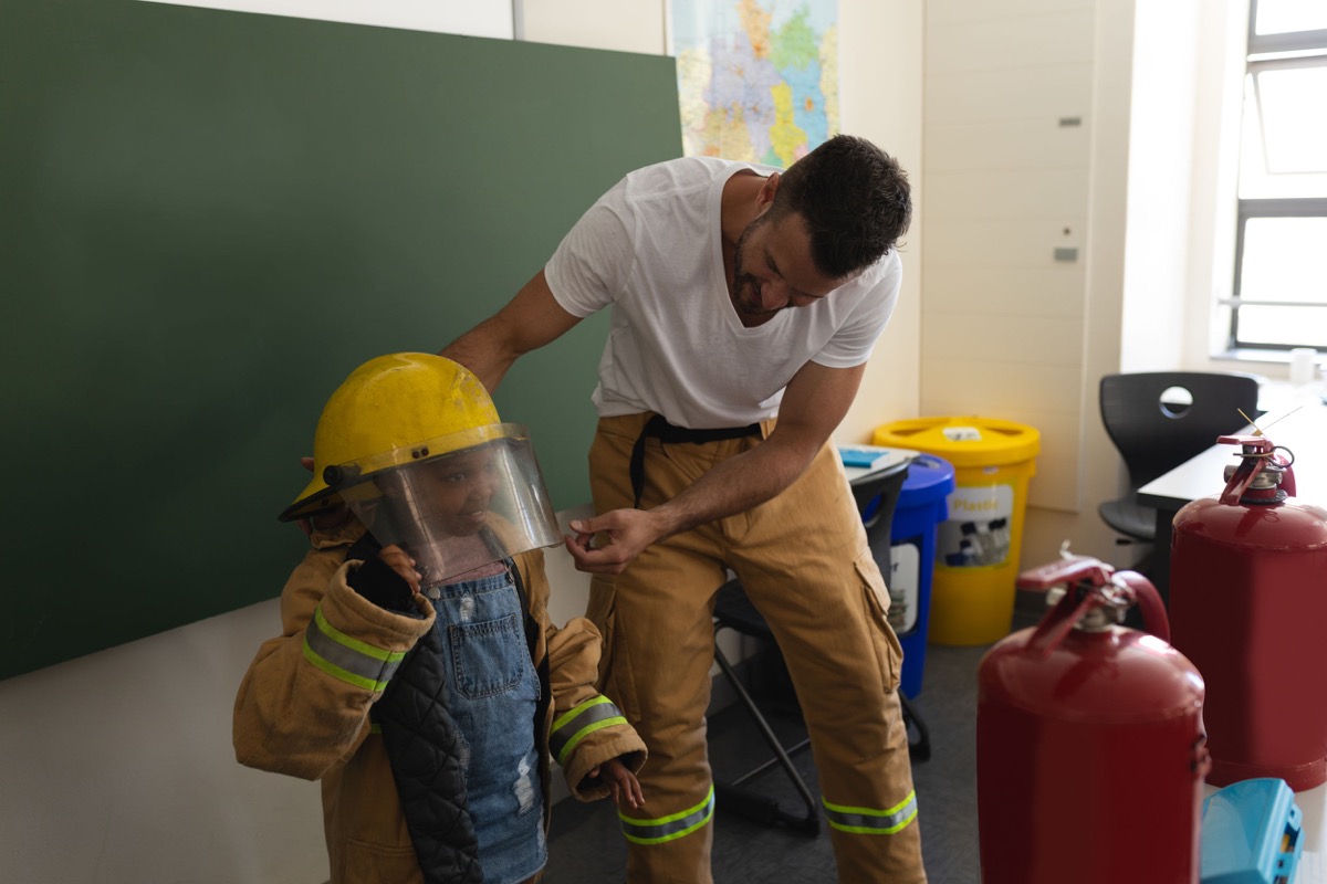 Подготовка помогать. Школьницы форма пожарного. Those Fireman can help you-.